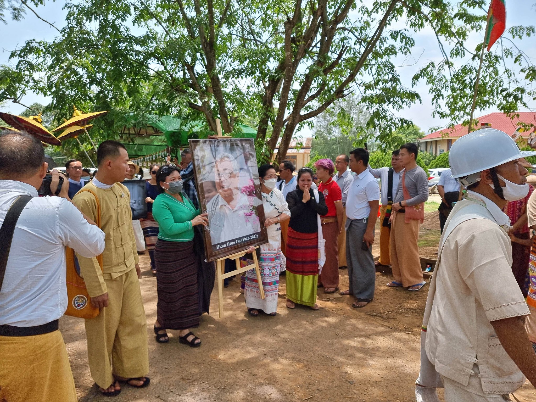 ရှမ်းတိုင်းရင်းသားခေါင်းဆောင် ဦးခွန်ထွန်းဦး၏ အရိုးပြာအိုး ဂူဗိမာန်တော်သွင်းဈာပနပွဲ သီပေါမြို့ တော်ဝင်သင်္ချိုင်းတွင် ကျင်းပ  (ဓာတ်ပုံ)