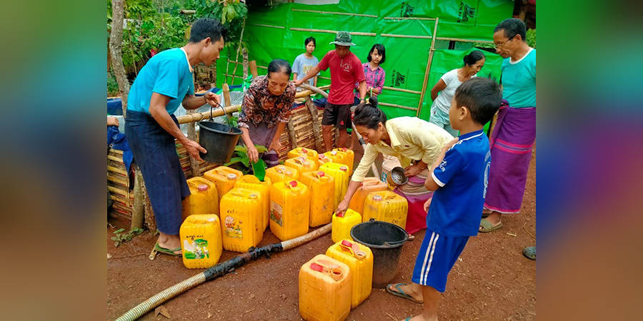 ဒီးမေ့ာဆိုမြို့နယ်ရှိ ကရင်နီစစ်ရှောင်စခန်းအတွက် ရေလှူဒါန်း (ဓာတ်ပုံ)