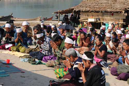ျမစ္ေခ်ာင္းအေရး လႈပ္ရွားသူမ်ားနွင့္ ေဒသခံမ်ား ဆႏၵျပ (ဓာတ္ပုံ)