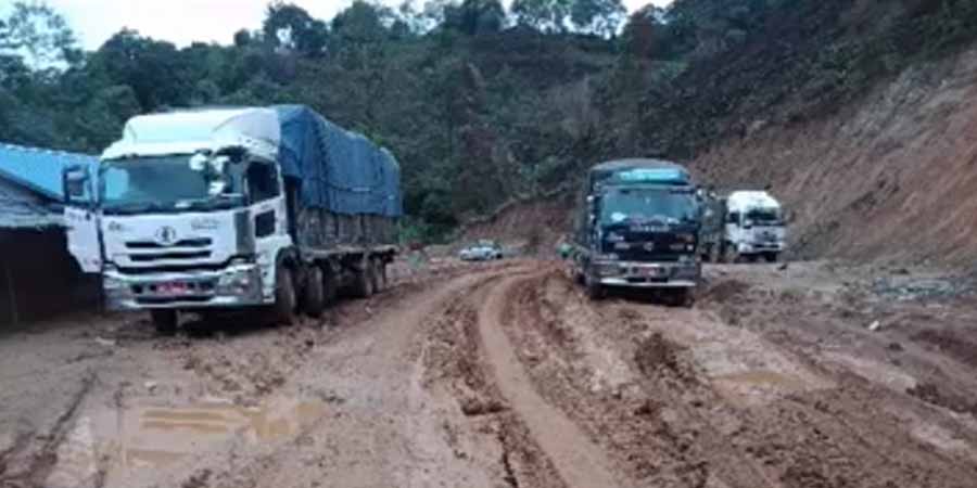 မိုးမောက်-လွယ်ဂျယ်လမ်းပိုင်း ဆိုးရွားစွာ ပျက်စီးလာသဖြင့် ကားသမားများအခက်ကြုံ