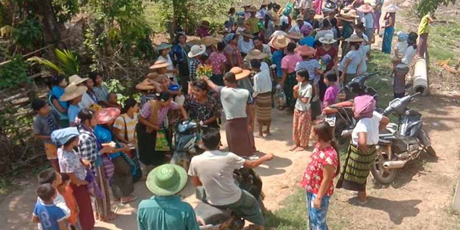 MRDA နှင့် APS ရဲဘော်များကို ဒေသခံများ သပြေခက်ဖြင့် ကြိုဆို
