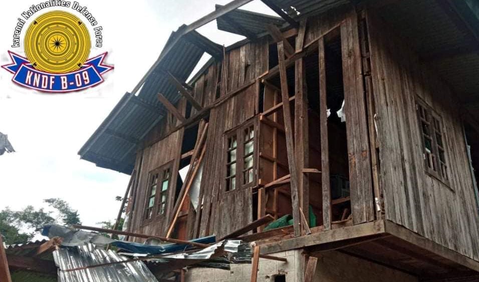 ဒီးမော့ဆိုမြို့နယ်၌ စစ်ကောင်စီတပ်ကပစ်ခတ်သည့် လက်နက်ကြီးထိမှန်ပြီး နေအိမ်များပျက်စီး