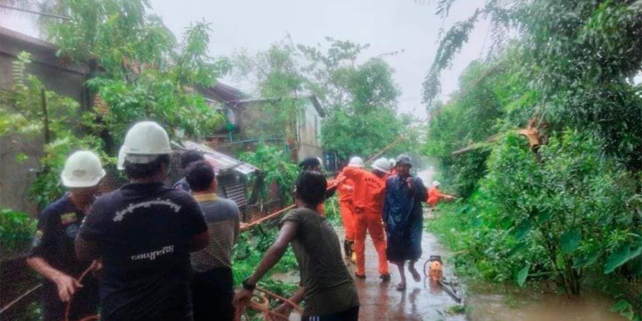 မော်လမြိုင်တွင် မိုးသက်လေပြင်းကြောင့် သစ်ပင်များပြိုလဲပြီး လမ်းပိတ်ဆို့မှု ဖြစ်ပေါ်