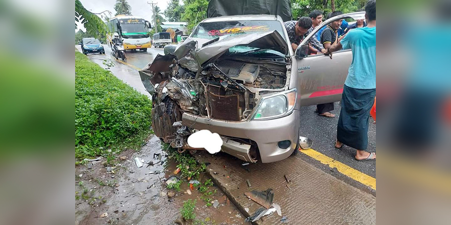 ရေး-မော်လမြိုင်ကားလမ်းတွင် ယာဉ်နှစ်စီးတိုက်မိ၊ လူ ၄ ဦး ဒဏ်ရာရ