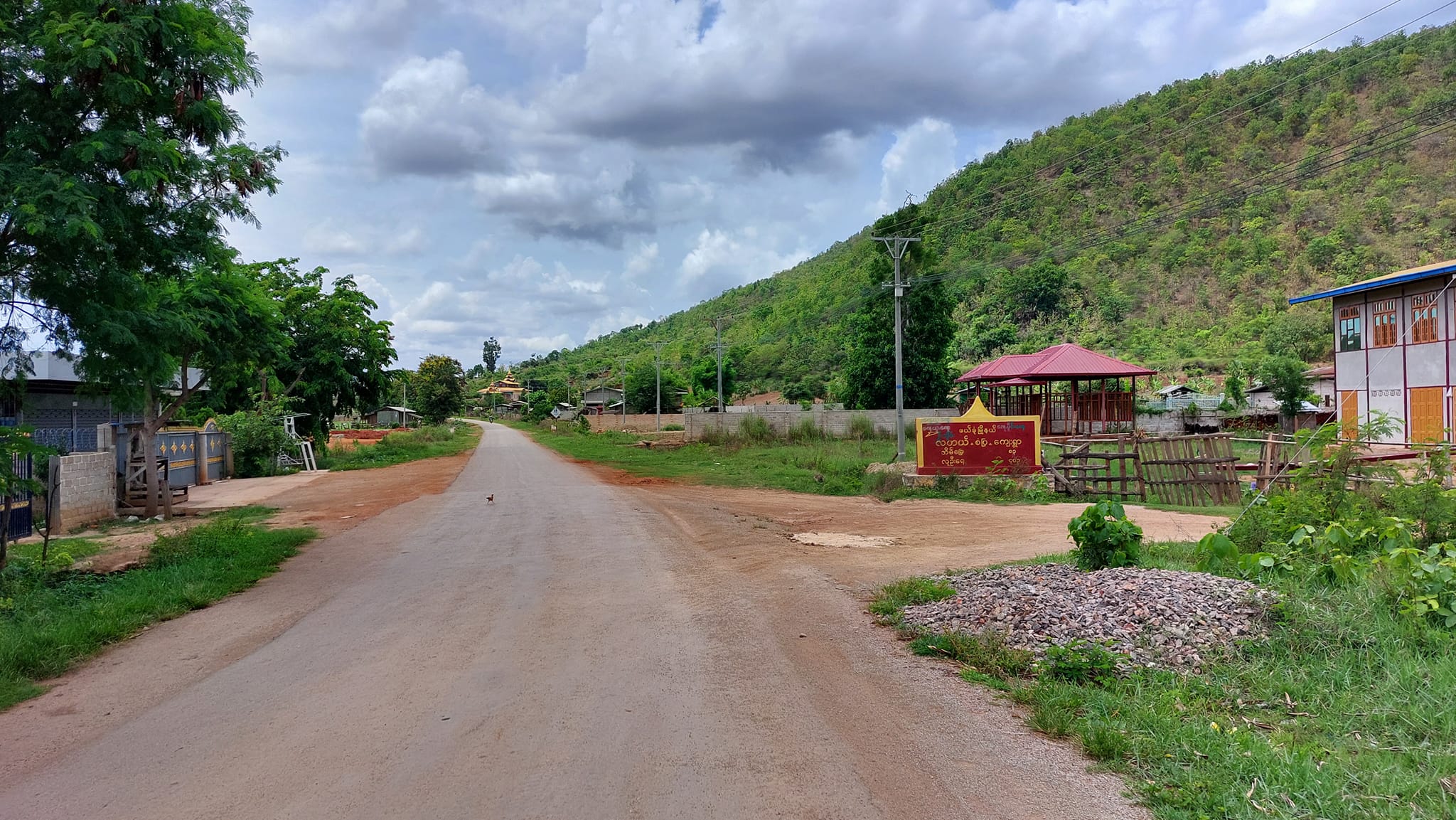 ညောင်ရွှေ- မိုးဗြဲလမ်းမကြီးဘေးက လူသူကင်းမဲ့သွားသည့် ကျေးရွာများမြင်ကွင်း (ဓာတ်ပုံ)