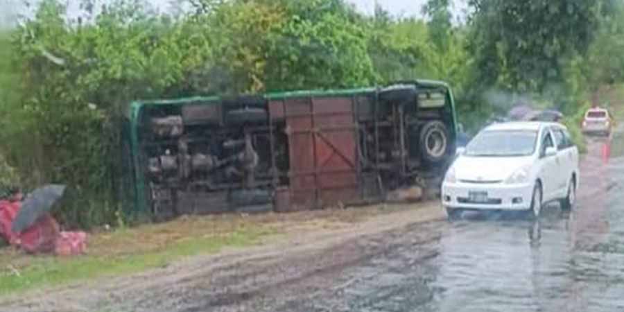 လပွတ္တာမှ ရန်ကုန်သို့ထွက်လာသည့် ခရီးသည်တင်ကား တိမ်းမှောက်ပြီး ၅ ဦးခန့် ဒဏ်ရာရ