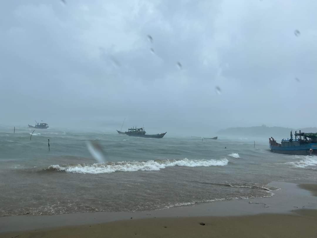 ရခိုင်ပြည်နယ်တွင် မိုးသက်လေပြင်းကြောင့် စက်လှေအချို့ နစ်မြုပ်