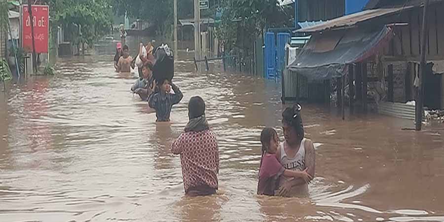 မိုးရွာသွန်းပြီး သောင်းရင်းမြစ်ရေမြင့်တက်မှုကြောင့် မြဝတီမြို့ရပ်ကွက်အချို့ ရေကြီး (ဓာတ်ပုံ)