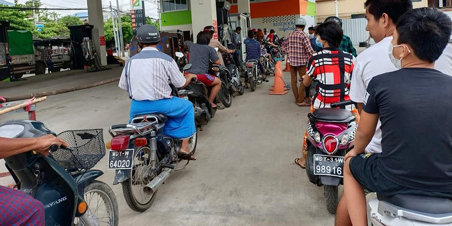 မန္တလေး ဓာတ်ဆီဆိုင်များတွင် ဆီဖြည့်ရန် အချိန်ကြာမြင့်စွာ တန်းစီစောင့်ဆိုင်းနေကြရ