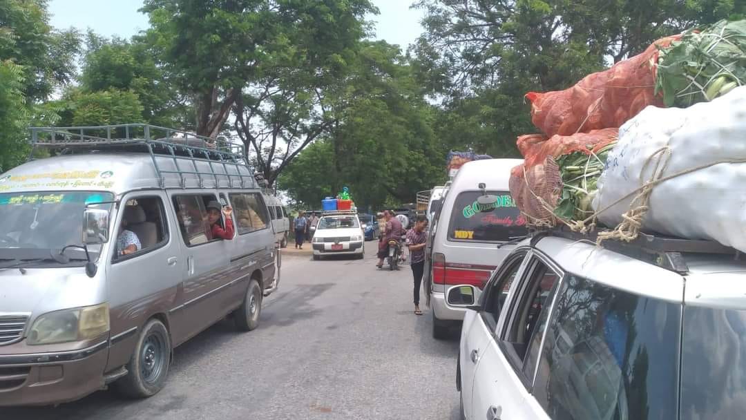 စဉ့်ကူးမြို့နယ်၌  စစ်ယာဉ်တန်း မိုင်းဆွဲခံရပြီးနောက် စစ်ဆေးမှုများကြောင့် လမ်းပိတ်နေ