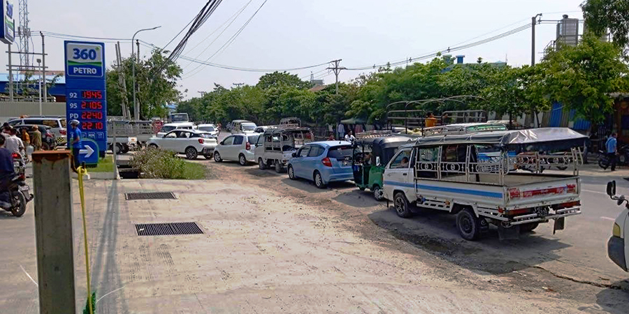 ရန်ကုန်တွင် ဓာတ်ဆီဈေးတက်ပြီး ရှားပါးလာသဖြင့် ယာဉ်ပိုင်ရှင်များ အခက်ကြုံ