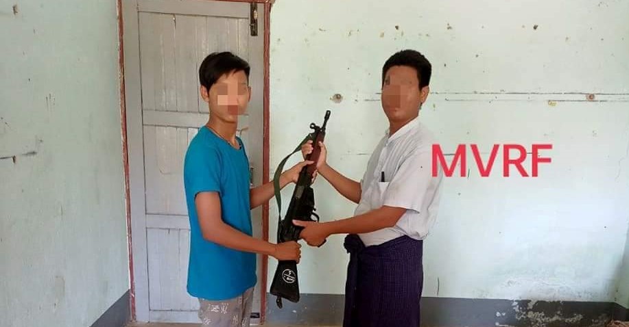 လက်နက်ခဲယမ်း အပြည့်စုံဖြင့် CDM ဝင်လာသည့် ရဲတပ်သား ၁ ဦးကို ကျပ်သိန်း ၁၀၀ ဂုဏ်ပြု ချီးမြှင့်