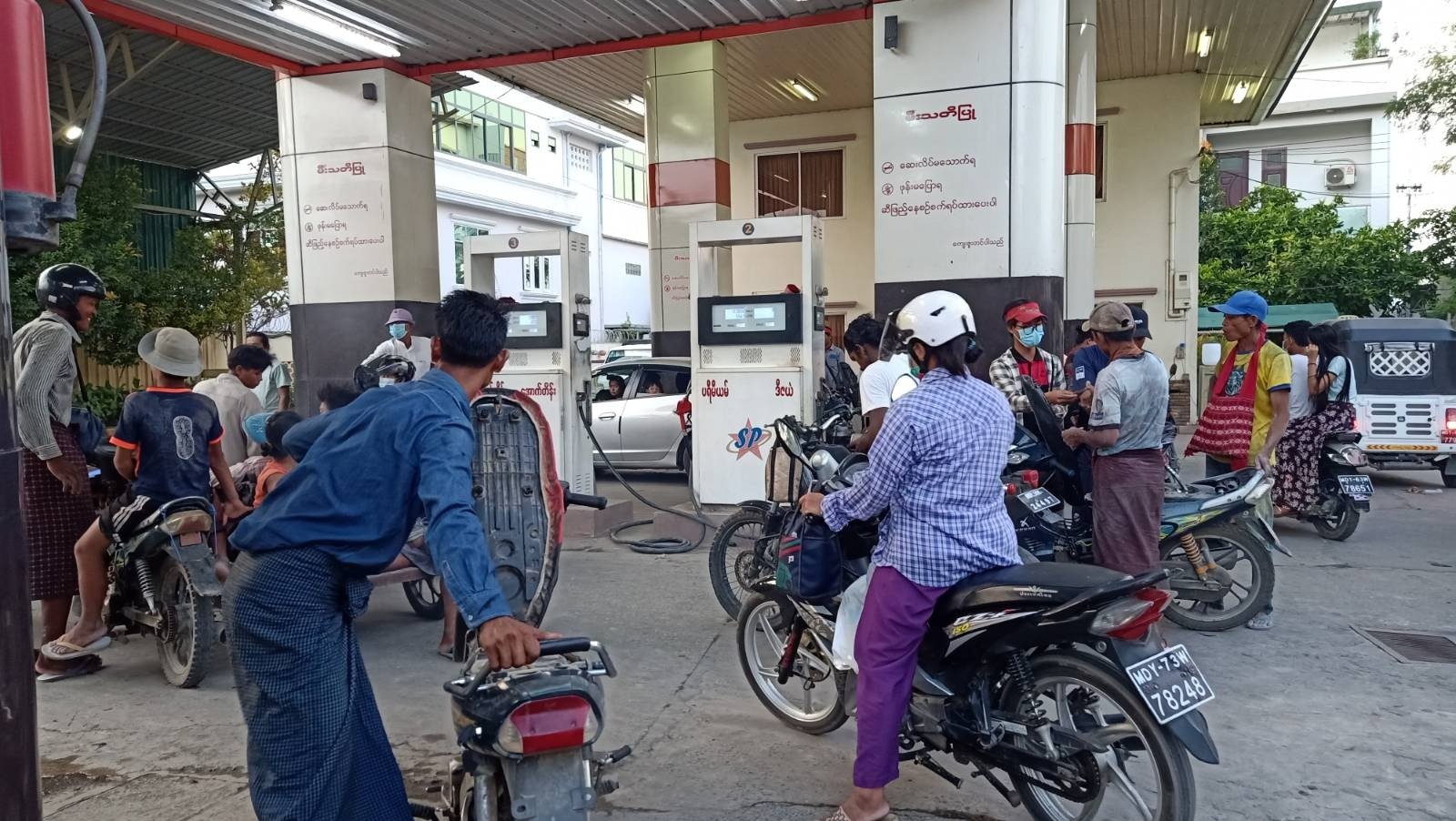 မန္တလေးတွင် စက်သုံးဆီဆိုင်များ အကန့်အသတ်ဖြင့် ရောင်းချနေသဖြင့် တန်းစီဝယ်ယူရ၊ ဆီဈေး တက်သဖြင့် ကားခများဈေးတက်