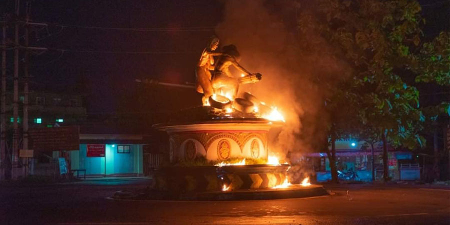 မြစ်ကြီးနားမြို့တွင် “အဘိုးအိုနှင့် သားသုံးယောက်ရုပ်တု” ကို မီးရှို့ဆန္ဒပြ