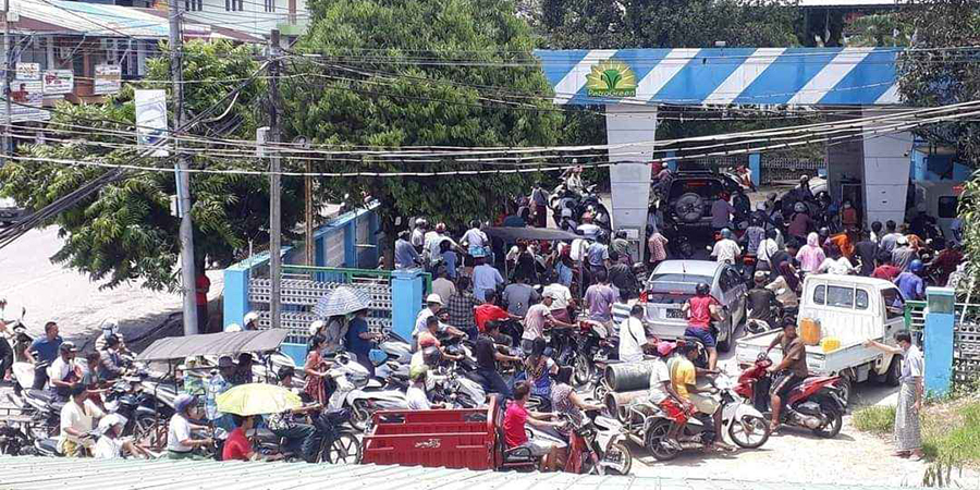 တနင်္သာရီတိုင်းတွင် စက်သုံးဆီရှားပါးပြတ်လပ်ဈေးကြီးလာသဖြင့် အလုအယက် တန်းစီဝယ်ယူ