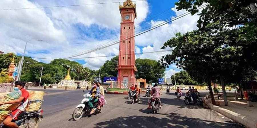 မုံရွာတွင် စစ်ကောင်စီတပ်က ပြည်သူလူထုထံမှ အဓမ္မလုယက်လာသည့် ပစ္စည်းများကို ပြန်ရောင်းစားနေ