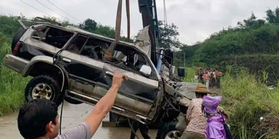 ဖားကန့်၌ ကျင်းဟောင်းထဲ ပြုတ်ကျသည့် ကား ၁ စီးကို ဆယ်ယူရရှိ၊ သေဆုံးမိသားစု၏ အလောင်း ရှာမတွေ့သေး