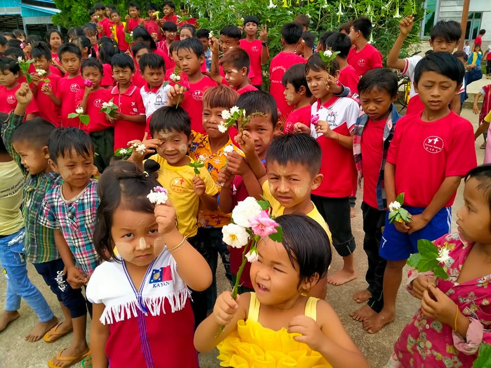 စစ်ဘေးဒဏ်သင့်ကလေးငယ်များအတွက် ဒီးမော့ဆိုတွင် ကလေးများနေ့အခမ်းအနား ကျင်းပ (ဓာတ်ပုံ)