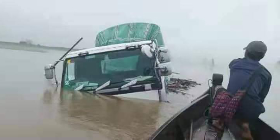 ဝိုင်းမော်မြို့နယ်၊ တာ​လောကြီး-ရွှေ​ညောင်ပင်လမ်းတွင် ​ရေကြီးပြီး ကုန်တင်ကားများပိတ်မိ