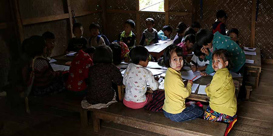 စစ်ပွဲတွေကြားက ပညာသင်ယူနေကြတဲ့ ကရင်နီဒေသက ကလေးငယ်များ (ဓာတ်ပုံ)