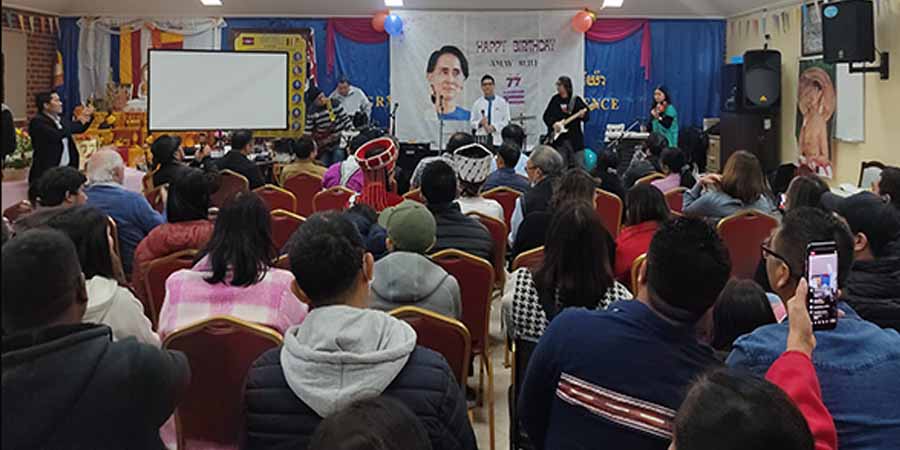 မဲလ်ဘုန်းမြို့တွင် ဒေါ်အောင်ဆန်းစုကြည် မွေးနေ့ ဘာသာပေါင်းစုံဆုတောင်းပွဲပြုလုပ် (ဓာတ်ပုံ)