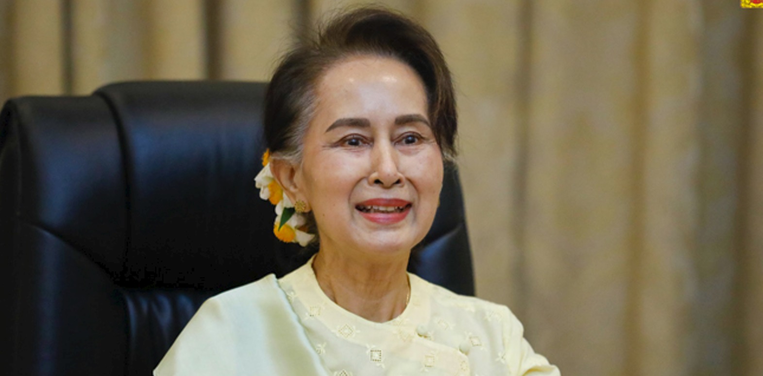 နိုင်ငံတော်အတိုင်ပင်ခံပုဂ္ဂိုလ် ဒေါ်အောင်ဆန်းစုကြည်က ရှေ့နေများနှင့်အတူ မွေးနေ့ကိတ်ခွဲ
