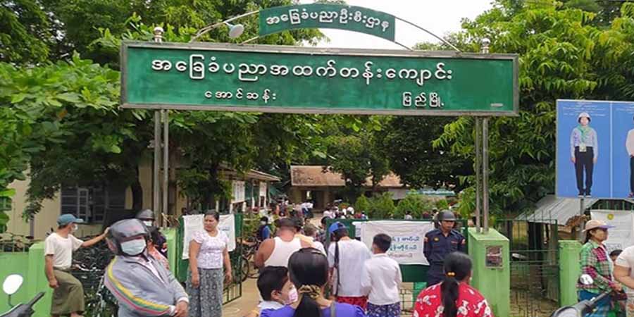 ပြည်မြို့  ကျောင်းများ၌ ပင်စင်စားသက်ကြီးစစ်သားများကို သေနတ်ပေးပြီး အစောင့်ချထား