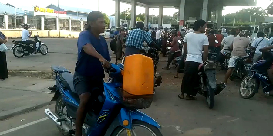 အပြင်မှာ ဈေးတက် ဝယ်ရခက်နေသည့် စက်သုံးဆီ ဗိုလ်ချုပ်ဇော်မင်းထွန်းထံတွင် လုံလောက် ပိုလျှံနေ