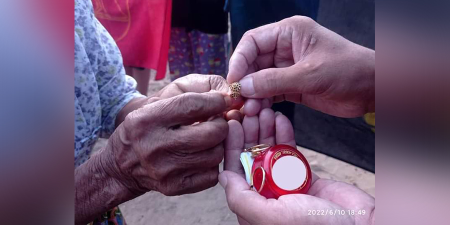 တော်လှန်ရေးရှေ့ဆက်နိုင်ဖို့ ပိုင်ဆိုင်သမျှ စွန့်လွှတ်ပေးဆပ်နေကြတဲ့ အမျိုးသမီးတွေ