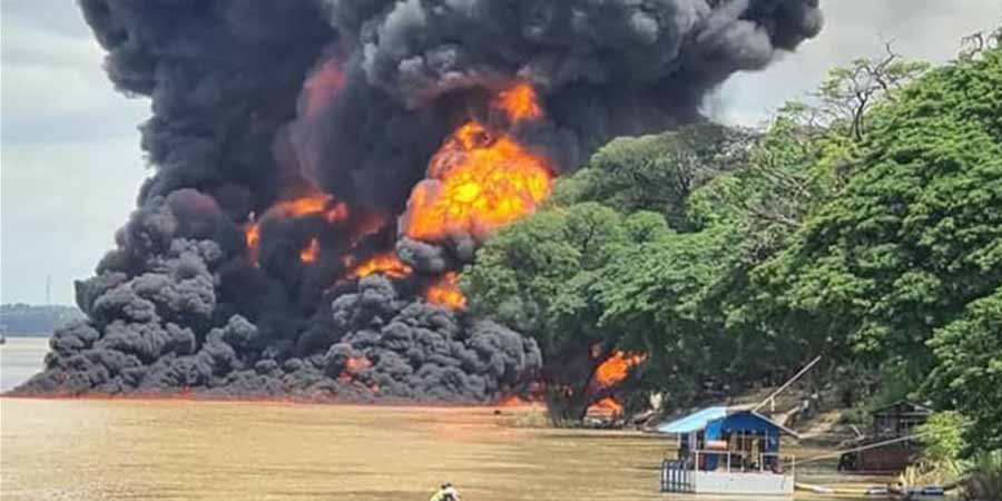 မုံရွာမြို့ သလ္လာဝတီဆိပ်ကမ်းတွင် စက်သုံးလောင်စာဆီတင်ရေယာဉ် ၂ စီးတွဲ မီးလောင်