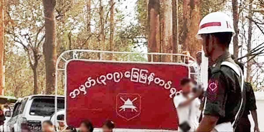 ပေါ်တာဆွဲလာသည့် ပြည်သူများကို စစ်ဝတ်စုံဝတ်ပေးပြီး စစ်ကောင်စီတပ်က စစ်ကြောင်းထိုးနေ