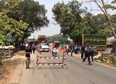 ဒီေကဘီေအနဲ႔လုိက္သြားတဲ့ သမီးေလးေက်းရြာသားေတြ လမ္းခုလတ္မွာ ေနေနရဆဲ