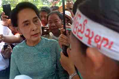 ေျမသိမ္းခံရတဲ့ မရမ္းကုန္း ျပည္သူေတြ ေဒၚေအာင္ဆန္းစုၾကည္ႏွင့္ ေတြ႔ဆံု (ဓာတ္ပံု)