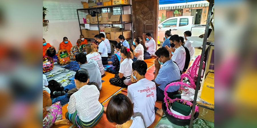 ၇၅ နှစ်မြောက် အာဇာနည်နေ့အထိမ်းအမှတ် ထိုင်း-မြန်မာနယ်စပ်တွင် သံဃာတော်များကို ဆွမ်းကပ် (ဓာတ်ပုံ)
