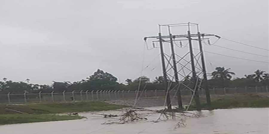 ကျောက်ဖြူမြို့၌ မိုးသည်းထန်ပြီး ဓာတ်တိုင်များလဲကျ၊ လျှပ်စစ်မီးပြတ်တောက်နေ