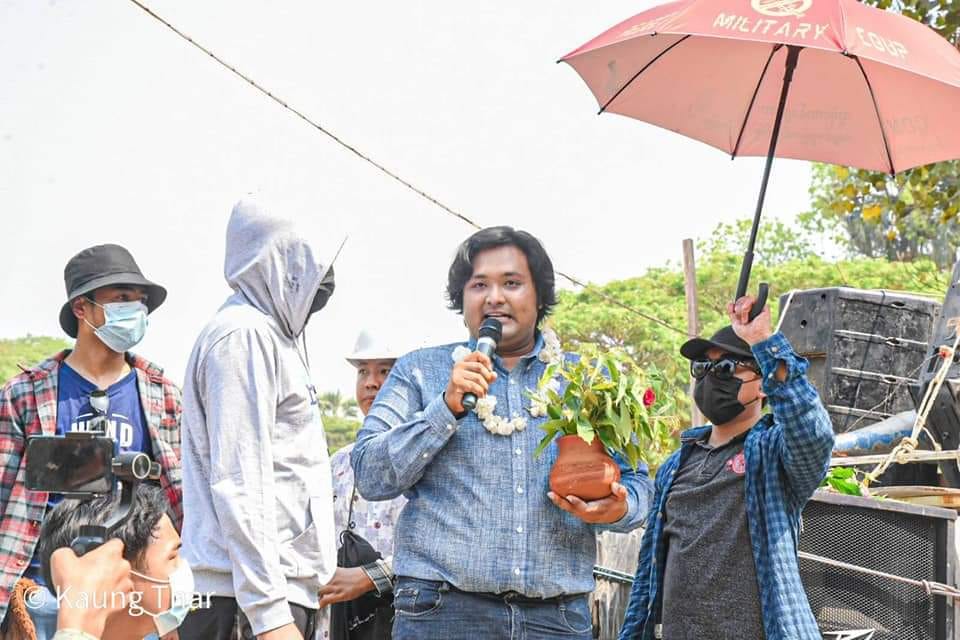 အကျဉ်းကျခံနေရသည့် မုံရွာသပိတ်ခေါင်းဆောင် ကိုဝေမိုးနိုင် မိခင်နှင့် တွေ့ခွင့်ရ