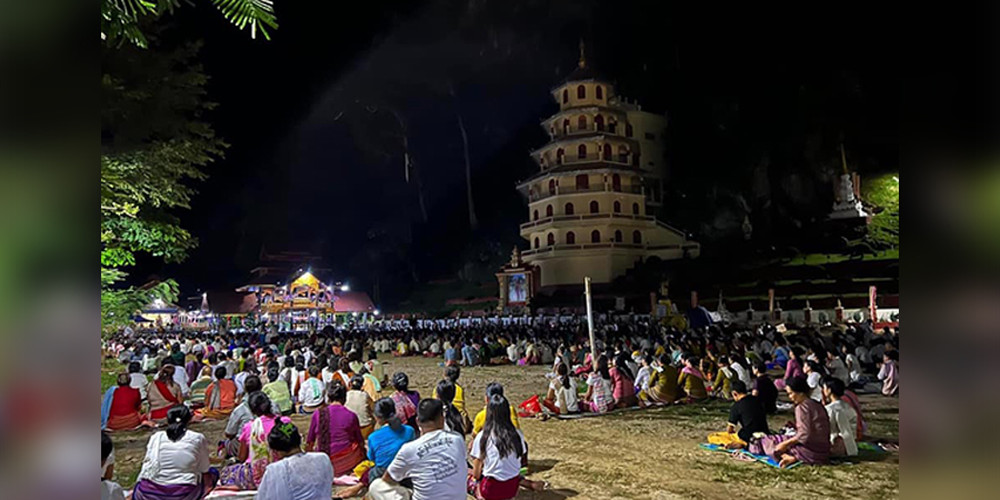 ဂူထဲမှထွက်လာမည့် မိုင်းဖုန်းဆရာတော်ကို ကြိုဆိုရန် လူထောင်ချီ မိုင်းကျက်ဂူရှေ့စုရုံး ရောက်ရှိ