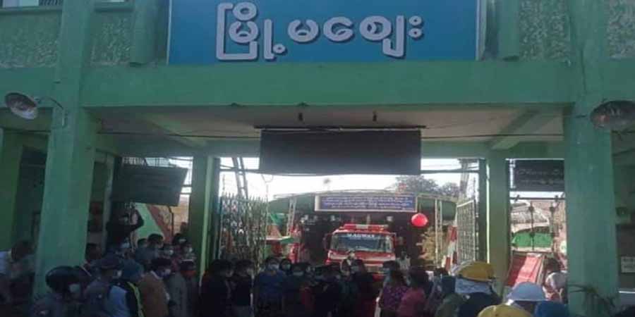 သံပုံးတီးပြီး လူထုသစ္စာအဓိဋ္ဌာန်ပြုသည့် မကွေးမြို့မဈေး ပျံကျစျေးသည်များကို စစ်အုပ်စုက မောင်းထုတ်