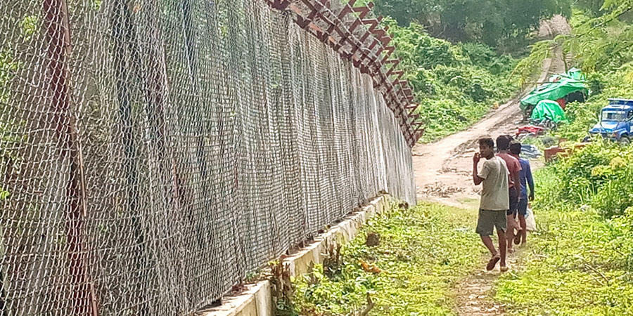 လက်နက်ကြီးကျမည်ကိုစိုးရိမ်ပြီး ဘင်္ဂလားဘက်က နယ်စပ်ခြံစည်းရိုး ကားလမ်းဖောက်လုပ်မှု ယာယီရပ်နား