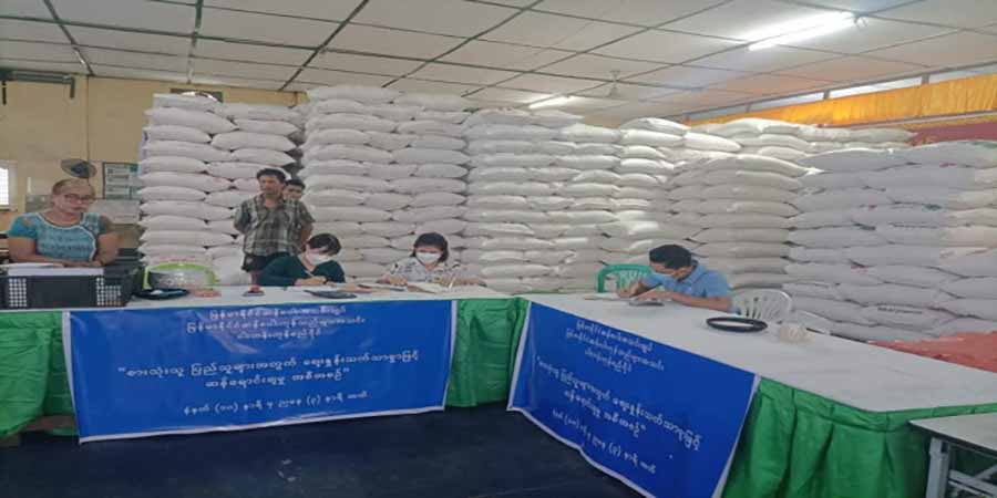 ဝါးတန်းဆန်ကုန်စည်ဒိုင်က လျှော့ဈေးဖြင့် ဆန်ရောင်းပေးနေသော်လည်း ပြည်သူအများစု လက်လှမ်းမမီ