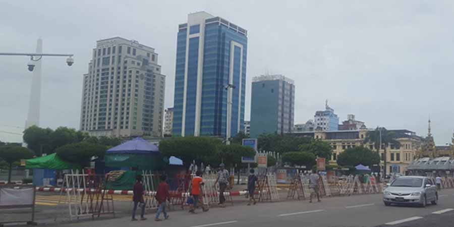 ရန်ကုန်မြို့တော်ခန်းမရှေ့ တပ်စွဲထားသည့် စစ်ကောင်စီတပ်များ ရုပ်သိမ်း