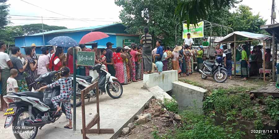 ပြည်ခရိုင်တွင် စားအုံးဆီလိုက်လံရောင်းချနေသဖြင့် ဒေသခံများ တန်းစီဝယ်ယူနေကြ