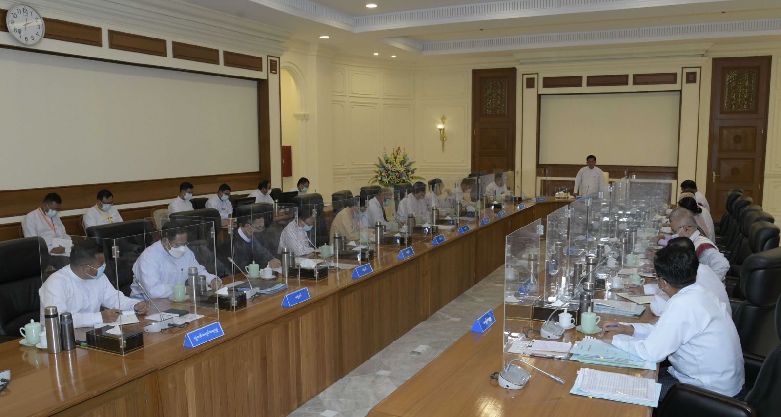 ၆ လအတွင်း စီးပွားရေး ဦးမော့လာအောင်လုပ်နေ၊  စက်သုံးဆီ ရုရှားကလာနေပြီ စိုးရိမ်စရာမလိုဟု စစ်ခေါင်းဆောင်ပြော
