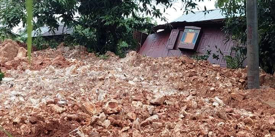 ချောင်းဆုံတွင် တောင်ပြိုပြီး နေအိမ် ၂ လုံးပျက်စီး၊ အိမ်ထောင်စုများကို အရေးပေါ်ရွှေ့ပြောင်း