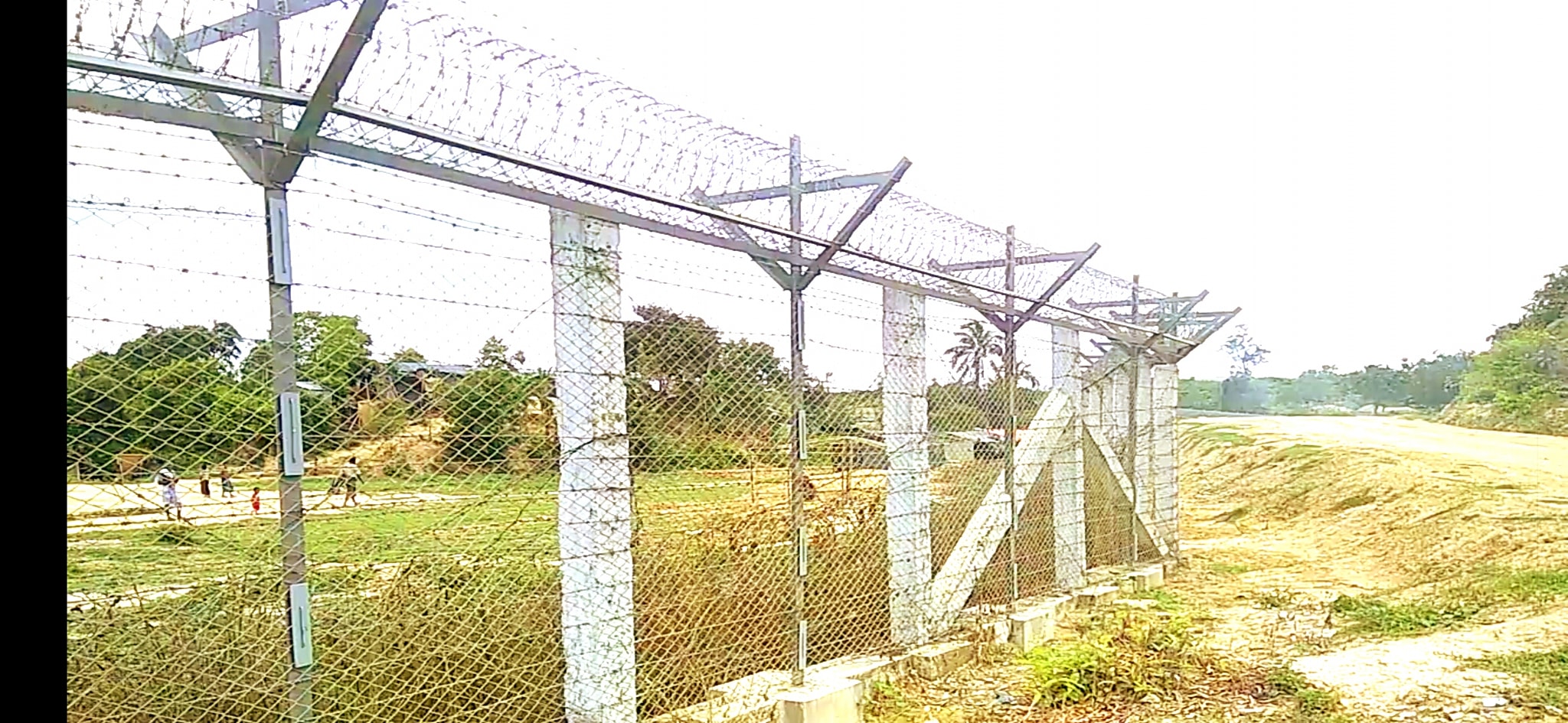 ဘင်္ဂလားဒေ့ရှ်-မြန်မာ နယ်စပ်မျဥ်းအနီးတွင် စစ်ကောင်စီတပ်နှင့် အေအေ တိုက်ပွဲပြင်းထန်