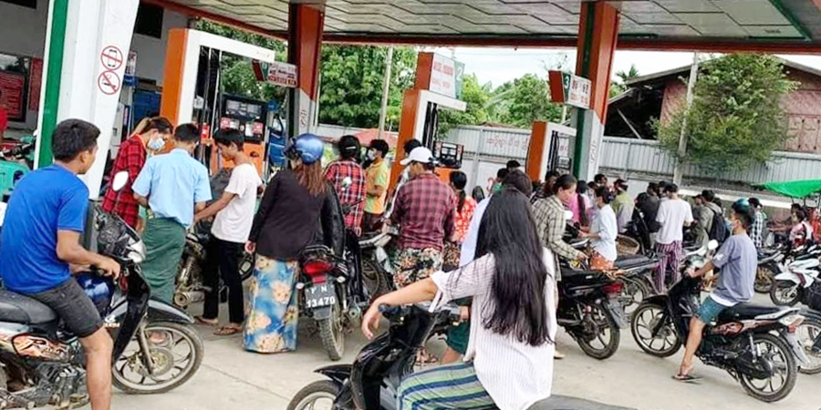 မြစ်ကြီးနား စက်သုံးဆီဆိုင်များတွင် တန်းစီစနစ်ဖြင့် ဆီထုတ်ယူပြီး ပြင်ပ၌ဈေးတင်ပြန်ရောင်းချနေ