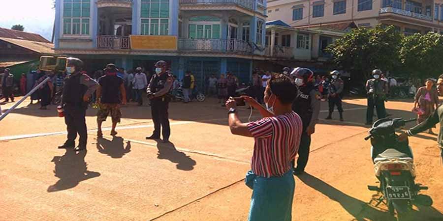 ကလိန်အောင်-ရေဖြူလမ်းတွင် နယ်ထိန်းနှင့်ကျေးရွာအုပ်ချုပ်ရေးမှူးတို့ စီးလာသည့်ကား မိုင်းဆွဲခံရ