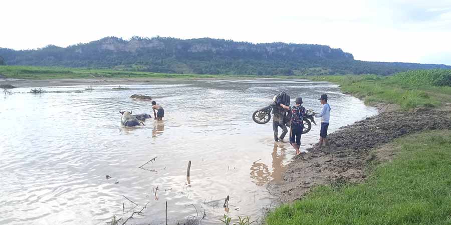 ဆေးဝါးနှင့် စားနပ်ရိက္ခာများလိုအပ်နေတဲ့ ဆယ်ရွာချောင်ဒေသ စစ်ရှောင်ပြည်သူများ (ဓာတ်ပုံ)
