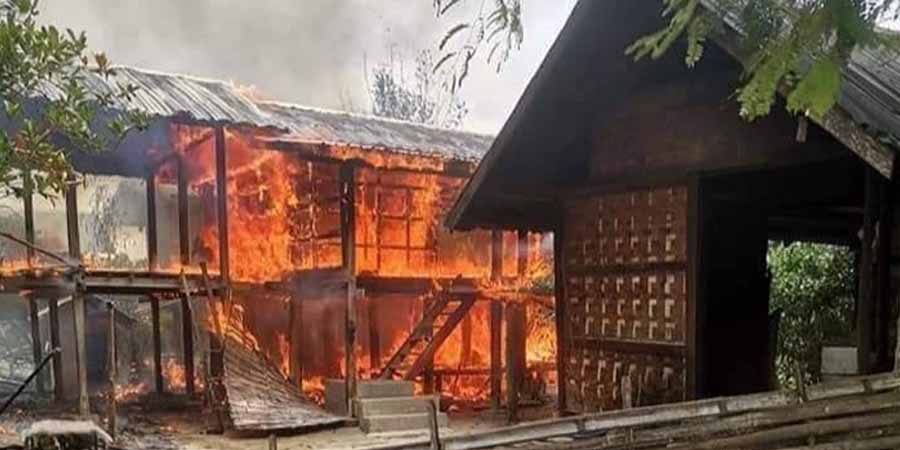 ပေါက်မြို့နယ် ရွာ ၃ ရွာကို စစ်တပ်က မီးရှို့ပြီး ရိက္ခာများခိုးယူ၊ စစ်ရှောင် အဘွားအို ၁ ဦး သေဆုံး