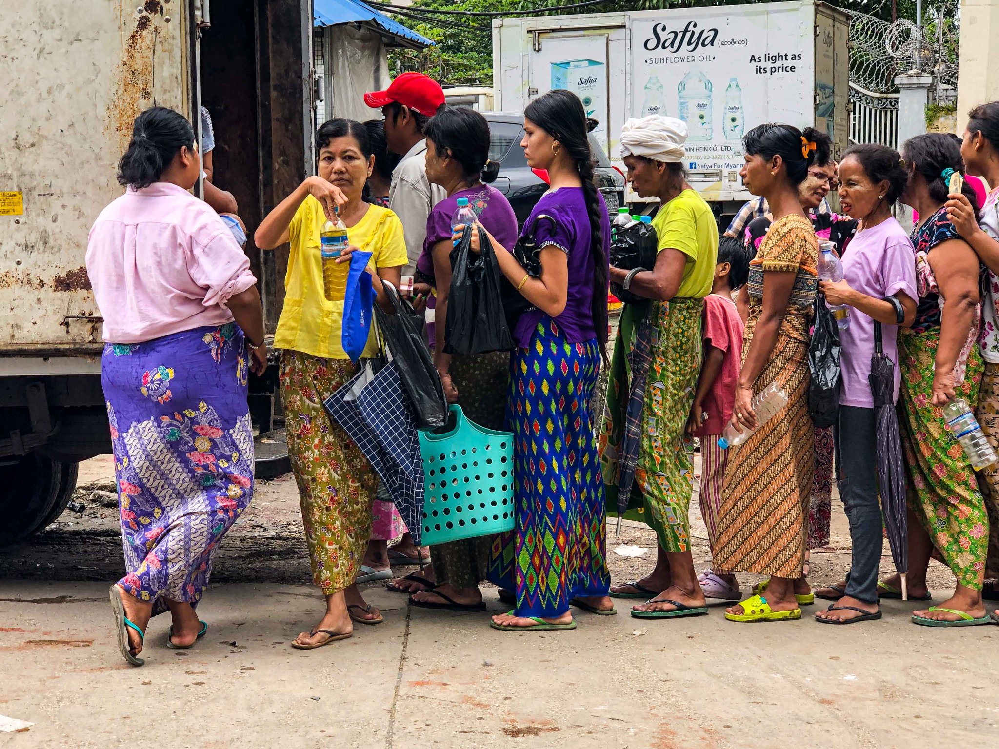 စားအုန်းဆီ ၁ ပိဿာရဖို့ တန်းစီနေရတဲ့ စစ်အာဏာရှင်လက်ထက် မြန်မာပြည်သူတို့၏ ဘဝပုံရိပ်များ